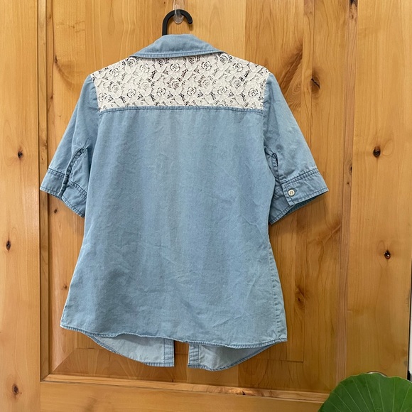 Chambray with lace button down shirt - size M - Picture 2 of 6